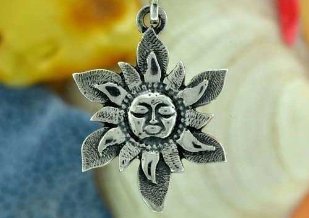 Il simbolo del sole è un piccolo amuleto portafortuna