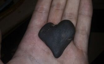 pietra a forma di cuore come un talismano di buona fortuna