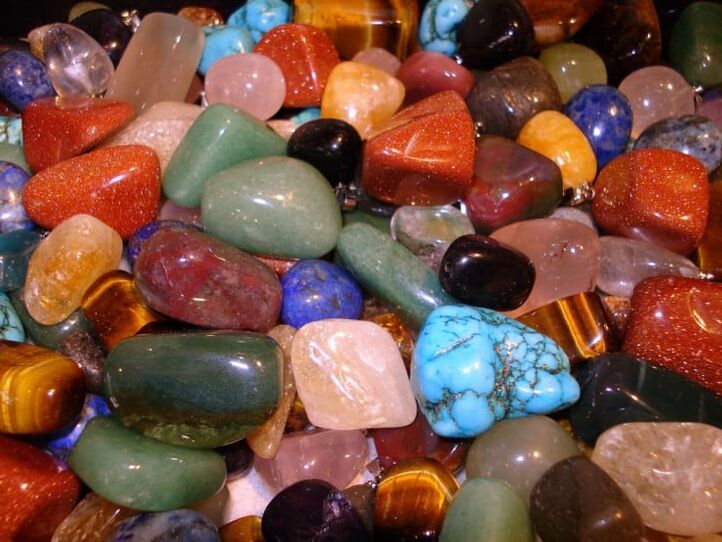 pietre colorate come talismani di buona fortuna