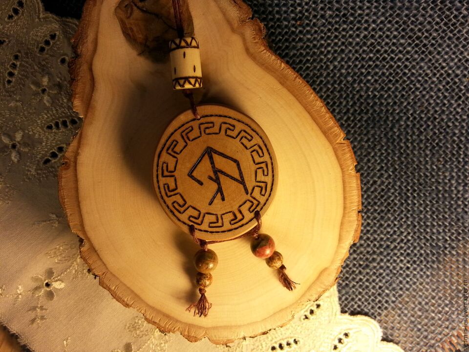 amuleto con runa portafortuna foto 1