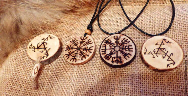 pendenti con rune come talismani di successo