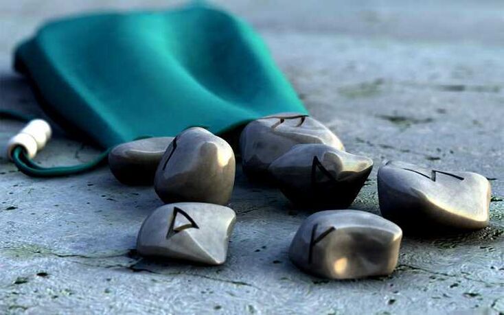 sacchetto con rune come amuleto di buona fortuna